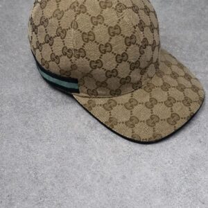 Gucci - Beige pet met blauwe streep