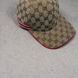 Gucci - Beige pet met rode details
